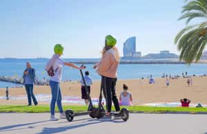 imagem n.4 de Barcelona: Visita guiada de scooter eléctrica aos pontos altos de Gaudí atividade em Barcelona, carregada pelo fornecedor