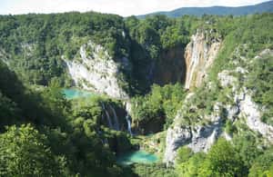 imagem n.3 de De Zagreb a Split: excursão privada aos lagos Plitvice e Rastoke atividade em Slunj, carregada pelo fornecedor