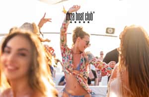 Image N°3 de Ibiza : Brunch sans fond à l'Ibiza Boat Club avec boissons et DJ activité à Ibiza (ville), publiée par le prestataire