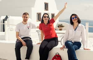 imagem n.4 de Santorini: Excursão a pé ao pôr do sol com comidas e bebidas locais atividade em Cíclades, carregada pelo fornecedor
