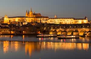 Immagine nº 4 di Praga: Crociera con cena su una barca di vetro a cielo aperto attività a Praga, caricata dal fornitore