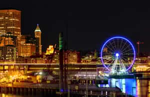 imagem n.4 de Seattle: Tour noturno panorâmico com Space Needle e Skywheel atividade em Seattle, carregada pelo fornecedor