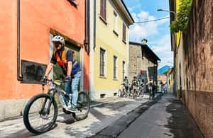 imagem n.3 de Lago Como: passeio de eBike com guia ao vivo, capacete eletrônico e iPad atividade em Lombardia, carregada pelo fornecedor