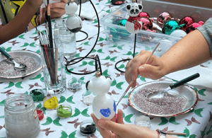 imatge núm.4 de l'activitat de Varna: Taller de pintura d'ornaments de vidre amb llaminadures a Varna, penjada pel proveïdor