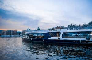 imagem n.4 de Praga: Cruzeiro turístico no rio Vltava atividade em República Tcheca, carregada pelo fornecedor
