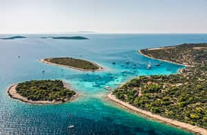 imagem n.3 de Split: Lagoa Azul e passeio de lancha pelas 3 ilhas atividade em Dalmácia, carregada pelo fornecedor