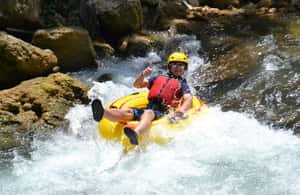 imagem n.3 de Falmouth: Jungle River Tubing e Bamboo Beach Club com almoço atividade em Condado de Cornwall, carregada pelo fornecedor