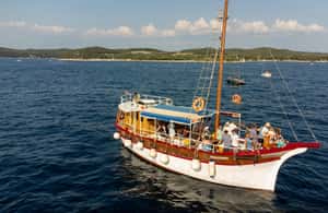 Bild Nr. 4 von Rovinj: Bootstour zur Roten Insel und zum Lim-Fjord mit BBQ und Schwimmen Aktivität in Gespanschaft Istrien, hochgeladen vom Anbieter
