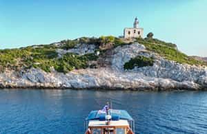 imagen n.º 3 de Skiathos: Crucero tradicional en barco con paradas para nadar y almuerzo actividad en Ciudad de Skiathos, subida por el proveedor