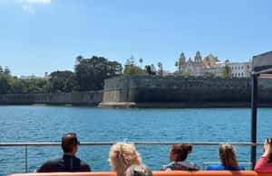imagen n.º 3 de Cádiz: Excursión en Catamarán por la Bahía de Cádiz con Anfitrión actividad en Cádiz, subida por el proveedor