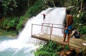 imagem n.4 de Ocho Rios: Aventura nas cataratas secretas Blue Hole com transferes atividade em Jamaica, carregada pelo fornecedor