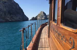 imagen n.º 4 de Skiathos: Crucero tradicional en barco con paradas para nadar y almuerzo actividad en Ciudad de Skiathos, subida por el proveedor