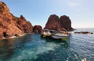 Saint-Raphaël, Var içindeki Fréjus: Esterel Calanques Turu (Konforlu Tekne) + Yüzme Mola etkinliğinin tedarikçi tarafından yüklenen 3 no'lu görseli