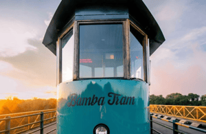 imagen n.º 4 de Cataratas Victoria: tranvía turístico actividad en Victoria Falls Town, subida por el proveedor