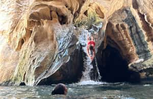 Immagine nº 4 di Le gemme nascoste dell'Oman: Wadi Shab e Bimmah Sinkhole attività a Regione al-Sharqiyya, caricata dal fornitore