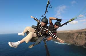 Immagine nº 3 di Lanzarote: Volo in parapendio tandem su Lanzarote attività a Caleta de Famara, caricata dal fornitore