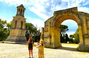 imagem n.3 de De Avignon: Arles, Les Baux-de-Provence e Saint-Rémy Tour atividade em Arles, carregada pelo fornecedor