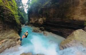 imagem n.3 de Cebu: Excursão de canyoning às cataratas de Kawasan com tirolesa atividade em Badian, carregada pelo fornecedor