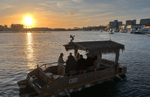 Newport Beach içindeki Yüzen Tiki Bar Limanı Gezisi etkinliğinin tedarikçi tarafından yüklenen 3 no'lu görseli