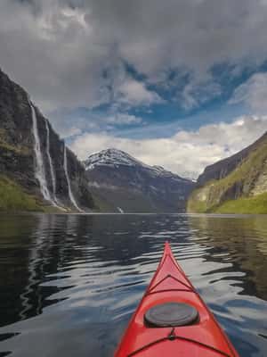 Bild Nr. 2 von Geiranger: Geführte Kajaktour im Geirangerfjord Aktivität in Møre og Romsdal, hochgeladen vom Anbieter