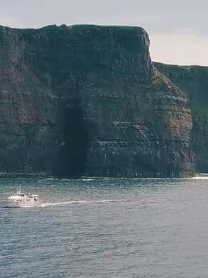 imagen n.º 2 de Desde Dublín: Galway + Crucero en barco por los Acantilados de Moher en español actividad en Galway, subida por el proveedor