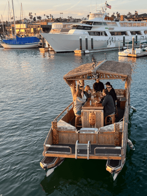 Newport Beach içindeki Yüzen Tiki Bar Limanı Gezisi etkinliğinin tedarikçi tarafından yüklenen 2 no'lu görseli