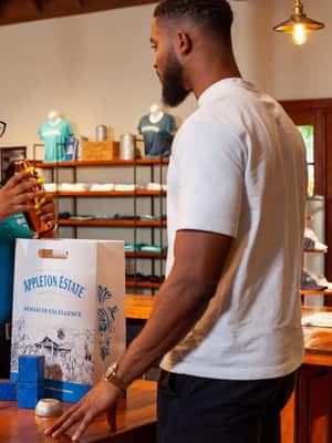 imagem n.2 de Montego Bay/Negril: Excursão ao Appleton Rum - Subida às Cataratas do Safari-YS atividade em Condado de Cornwall, carregada pelo fornecedor