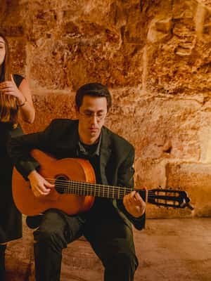 imagem n.2 de Lisboa: Espetáculo de Fado e Vinho dentro das Muralhas Medievais atividade em Lisboa, carregada pelo fornecedor