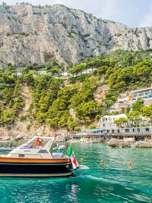 imagem n.2 de Sorrento: Passeio de barco exclusivo em Capri e Gruta Azul opcional atividade em Anacapri, carregada pelo fornecedor