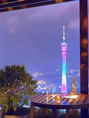 Image N°2 de GuangZhou : 70 Floor RoofTop openair Bar, coucher de soleil et spectacle de lumière activité à Chine du Sud-Est, publiée par le prestataire
