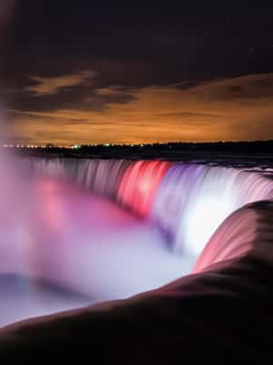 Obraz nr 2 z atrakcji Wodospady Niagara, USA: Nocna atrakcja z fajerwerkami w Wodospad Niagara w USA, przesłany przez organizatora