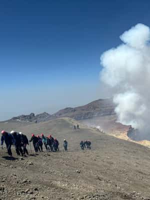 imagen n.º 2 de Excursión al Etna a 3000 mt. con teleférico y jeep 4x4 actividad en Catania, subida por el proveedor