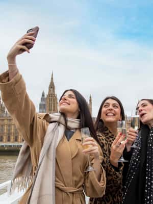 Image N°2 de Londres : Croisière nocturne sur la Tamise avec bulles et canapés activité à Royaume-Uni, publiée par le prestataire