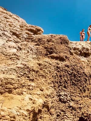 afbeelding n.2 van Vanuit Faro: Benagil, Marinha Beach, Algar Seco, 7 Valleys... activiteit in Praia do Carvoeiro, geüpload door aanbieder