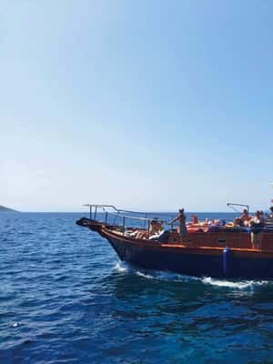 imagen n.º 2 de Skiathos: Crucero tradicional en barco con paradas para nadar y almuerzo actividad en Ciudad de Skiathos, subida por el proveedor