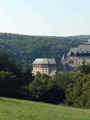 Immagine nº 2 di Praga: Tour guidato del Castello di Karlštejn con biglietto d'ingresso attività a Karlštejn, caricata dal fornitore