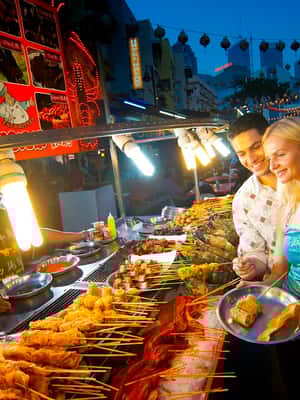 kuva n.2/Yksityinen maaginen näkymä Petronas-torneille ja kulttuurillinen illallinen aktiviteetista Kuala Lumpur, jonka toimittaja on ladannut