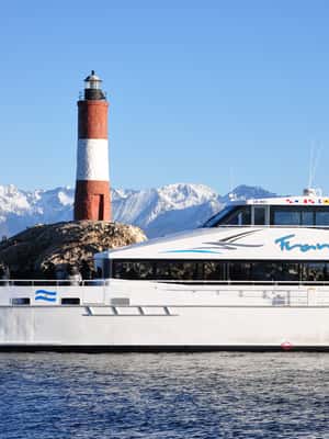 imagem n.2 de Ushuaia: Cruzeiro de Catamarã pelo Canal de Beagle e Ilha dos Lobos Marinhos atividade em Terra do Fogo, carregada pelo fornecedor