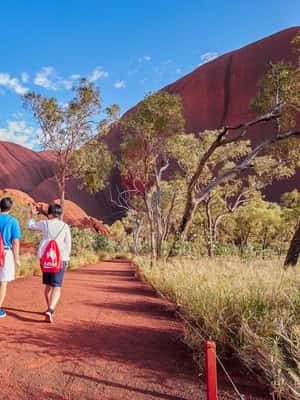 Image N°2 de Uluru : visite des sites sacrés et coucher de soleil avec vin et plateau de fromage activité à Territoire du Nord, Australie, publiée par le prestataire