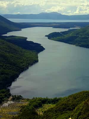 imagem n.2 de De Ushuaia: Tour particular ao Lago Fagnano em veículo com tração nas quatro rodas atividade em Terra do Fogo, carregada pelo fornecedor