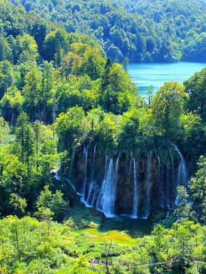 imagem n.2 de De Zagreb a Split: excursão privada aos lagos Plitvice e Rastoke atividade em Slunj, carregada pelo fornecedor