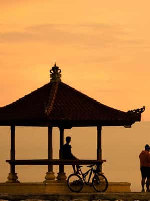 imagem n.2 de Sanur: excursão de bicicleta ao nascer do sol na praia de meio dia atividade em Dempassar, carregada pelo fornecedor