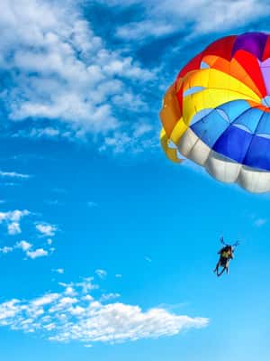 Image N°2 de Parasail au-dessus de Cabbage Beach activité à Nassau, Bahamas, publiée par le prestataire