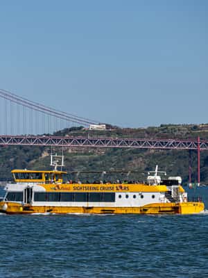 imagem n.2 de Lisboa: Passeio de Barco Amarelo no Rio Tejo atividade em Lisboa, carregada pelo fornecedor
