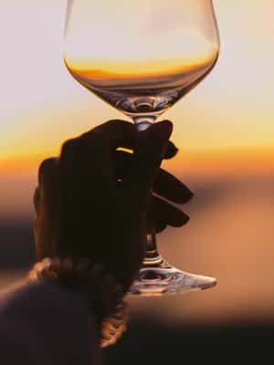imagem n.2 de Santorini: Excursão a pé ao pôr do sol com comidas e bebidas locais atividade em Cíclades, carregada pelo fornecedor