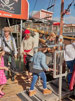 imagem n.2 de Praia da Madeira: Cruzeiro Aventura Pirata atividade em Madeira Beach, carregada pelo fornecedor