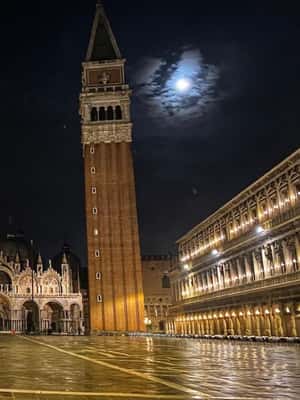 Venice: Guided Night Walking Tour & Saint Mark's Basilica