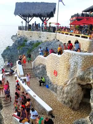 imagem n.2 de De Runaway Bay: Negril Beach e Rick's Cafe Trip by Van atividade em Negril, carregada pelo fornecedor