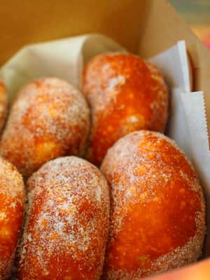 Bild Nr. 2 von Oahu: Diamond Head Sonnenaufgangswanderung mit Acai Bowl und Malasada Aktivität in Honolulu, hochgeladen vom Anbieter