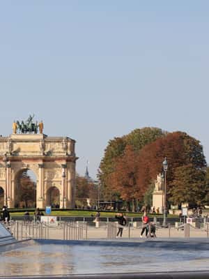 imagen n.º 2 de París: Combo de entrada reservada al Louvre y crucero fluvial actividad en París, subida por el proveedor